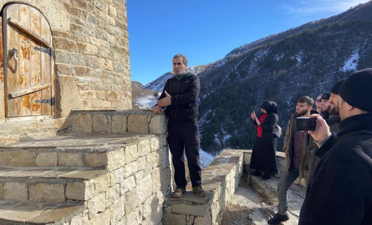 Студенты-географы знакомятся с историческими объектами