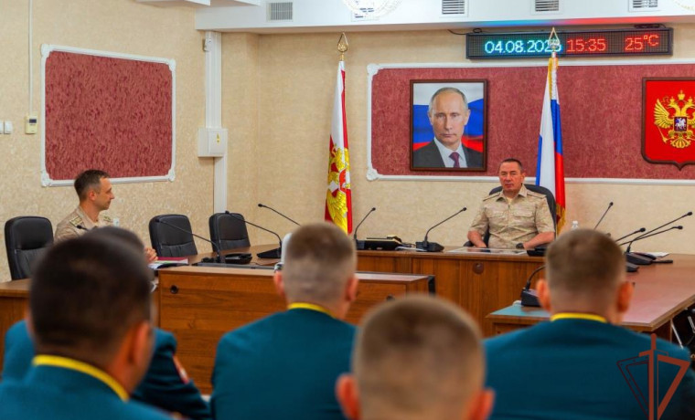 Командующий Северо-Кавказским округом Росгвардии встретился с офицерами-выпускниками