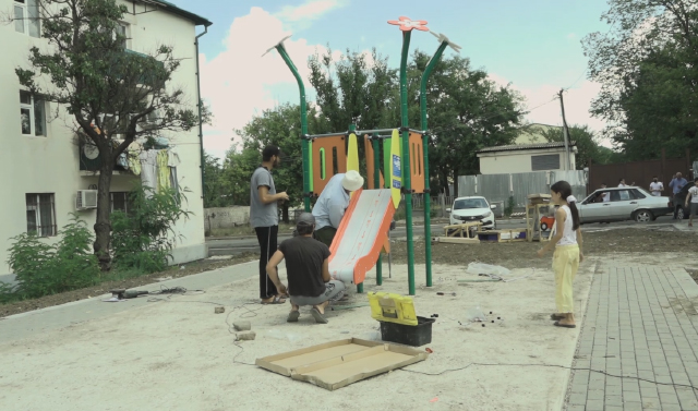 В рамках нацпроекта &quot;Жилье и городская среда&quot; в ЧР благоустраивают десятки дворовых территорий